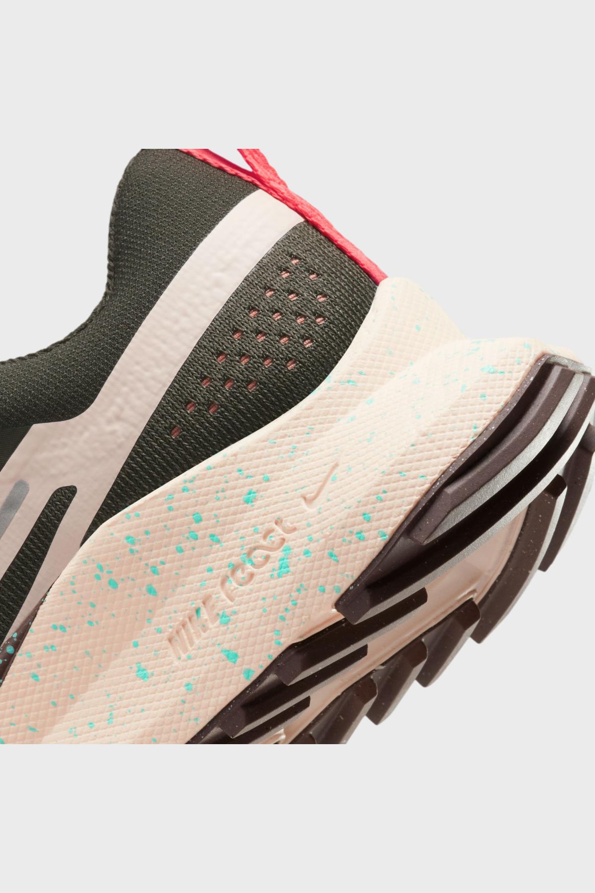 W React Pegasus Trail 4